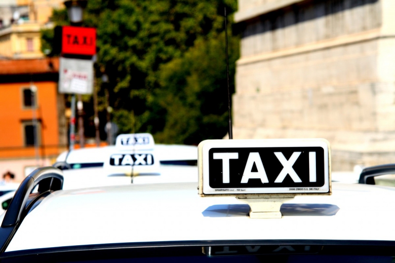 taxis-SAUZE-min_taxi_auto_rome_road_white-1051610